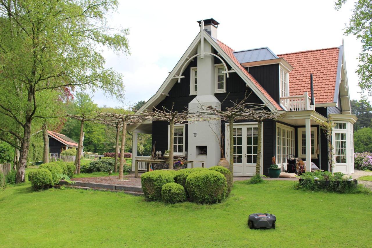 Huize Koempoelan Bed & Breakfast Naarden Exterior photo