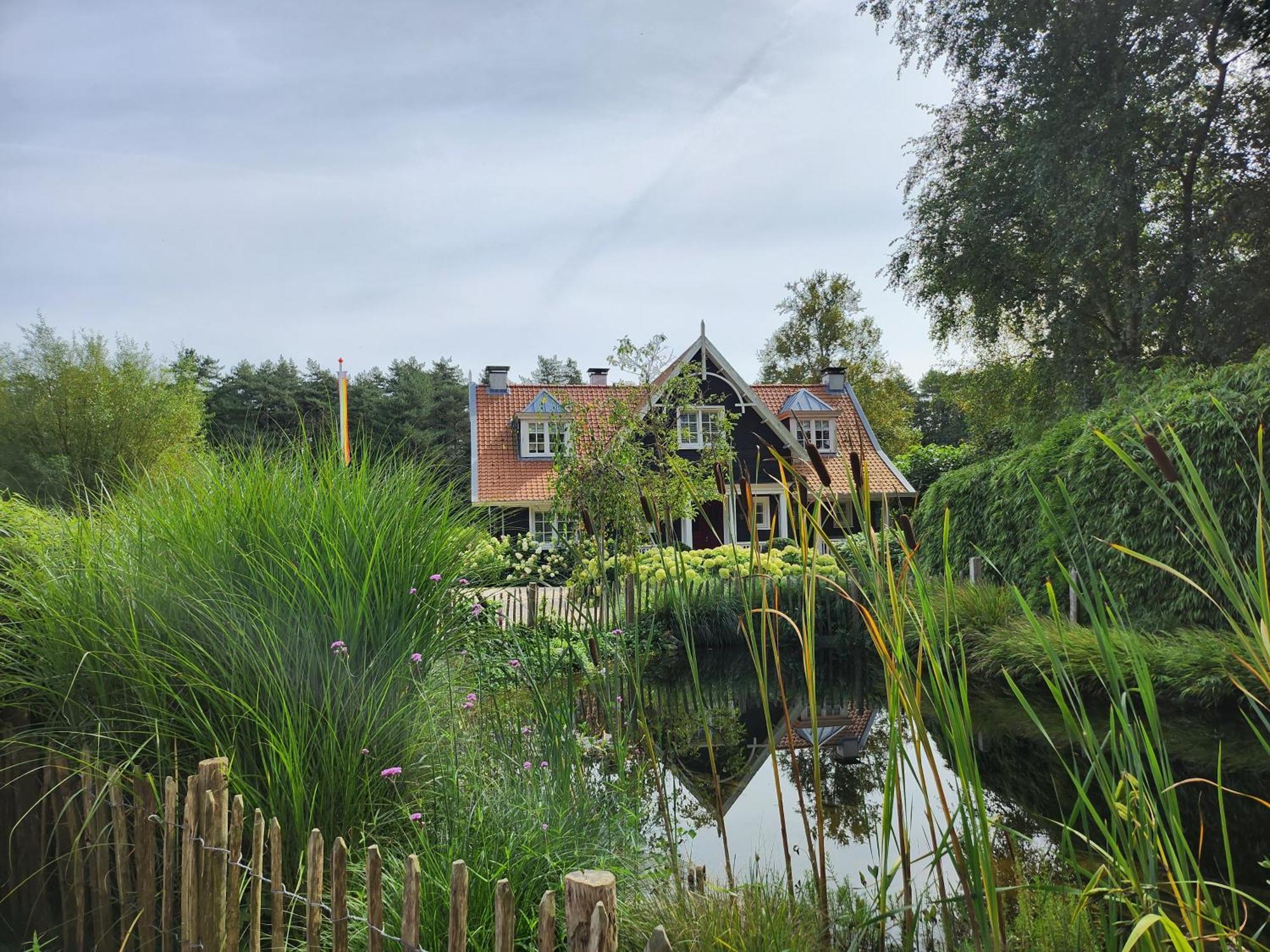 Huize Koempoelan Bed & Breakfast Naarden Exterior photo